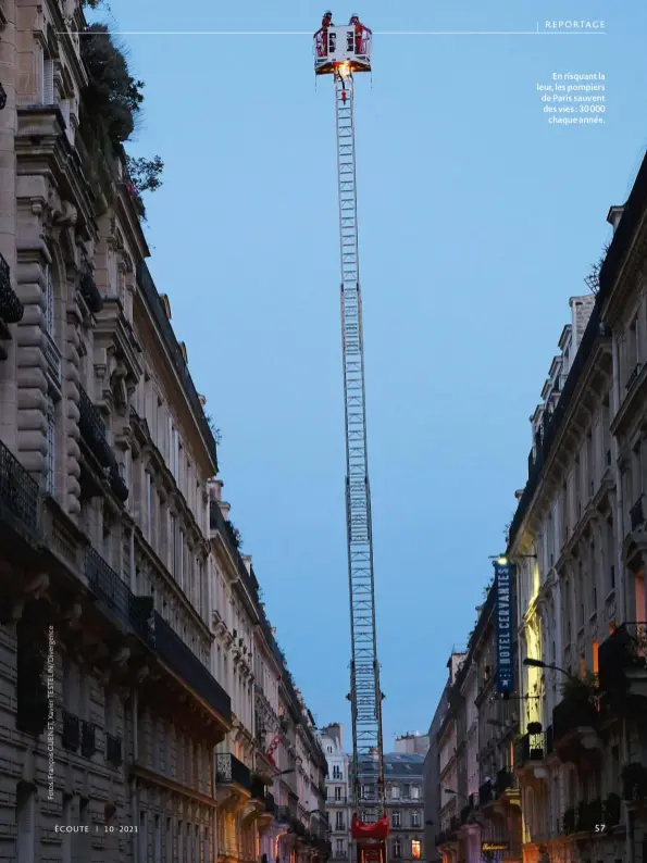  ??  ?? En risquant la leur, les pompiers de Paris sauvent des vies : 30 000 chaque année.