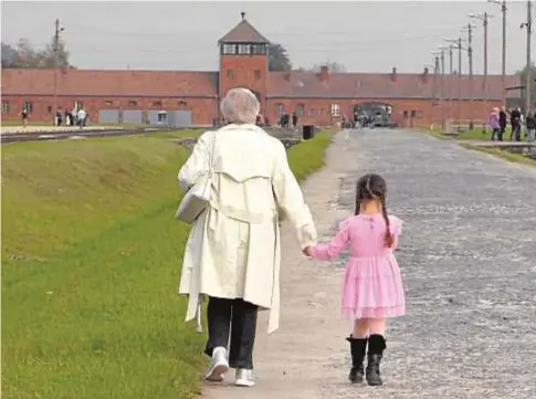  ?? MEMORIA VIVA ?? 0 Lidia Maksymowic­z en Auschwitz junto a Evelyn Cretier, que la representa de niña, en un fotograma del documental.