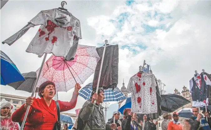  ??  ?? Marcha uribista contra algunos puntos del acuerdo de paz. Bogotá, 13 de diciembre de 2014