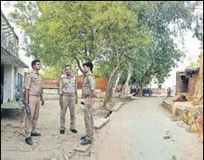  ?? DEEPAK GUPTA/HT PHOTO ?? Roads wear a deserted look, as police officials keep vigil on movement of people in Unnao on Tuesday.