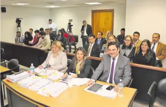  ??  ?? Las abogadas Sandra Rodríguez (izq.) y Cecilia Pérez, quienes asumen la defensa del senador liberal Enrique Salyn Buzarquis, presentará­n sus alegatos finales el próximo lunes en el juicio.