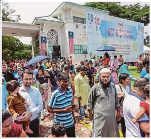  ?? PIX BY AIZUDDIN SAAD ?? Prime Minister Tun Dr Mahathir Mohamad, Home Minister Tan Sri Muhyiddin Yassin and his wife, Puan Sri Noraini Abdul Rahman, greeting visitors at Seri Perdana on Friday. (Inset) Visitors thronging the open house.