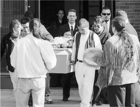  ?? WAYNE GLOWACKI / WINNIPEG FRE PRESS ?? Friends carry the coffin out of the church following the funeral for Brian Sinclair in Winnipeg in 2008.