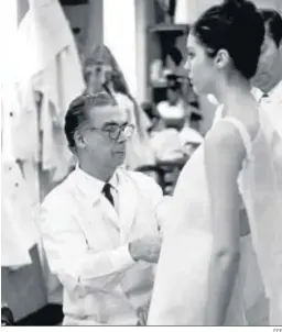  ?? EFE ?? Cristóbal Balenciaga en el cuidado de uno de sus modelos, en los años 60.