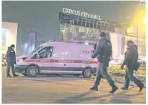  ?? EFE ?? INVESTIGAC­IÓN. Policías rusos controlan el territorio alrededor de la quemada sala de conciertos Crocus City Hall.