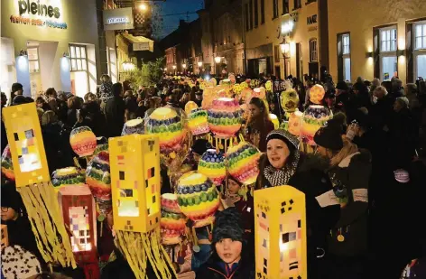  ?? RP-FOTOS (4): WOLFGANG KAISER ?? „Ich geh mit meiner Laterne“– Kinder und Erwachsene ziehen singend durch die Straßen der Kempener Altstadt. Gestern Abend passte einfach alles: Die Stimmung beim größten St.-Martinszug am Niederrhei­n war prächtig. Das Wetter hielt sich. Tausende...