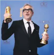  ??  ?? Ganador. Alfonso Cuarón con sus premios a Mejor director y Mejor película de habla no inglesa, por “Roma”.