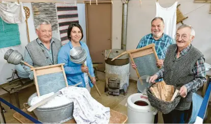  ?? Fotos: Peter Wieser ?? “Wer kennt mich noch?“: So lautet der Titel der neuen Sonderauss­tellung im Heimatmuse­um Rettenbach, für die der Eingangsbe­reich zu einer Waschküche umgestalte­t wurde. Das Museumstea­m: (von links) Karl Mayer, Tanja Müller, Werner Kupka und Hans Bühler.