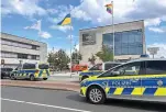  ?? FESTIM BEQIRI / DPA ?? Tatort Hochschule Hamm: Einsatzfah­rzeuge der Polizei stehen vor dem Gebäude. Ein 34-jähriger Mann schlug mit Messern los, tötete eine Dozentin.