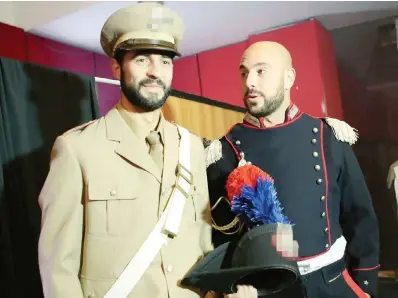  ??  ?? Una curiosa immagine dal backstage del calendario del Napoli: Albiol e Reina in uniforme
ALBIOL E REINA IN VERSIONE CARABINIER­E