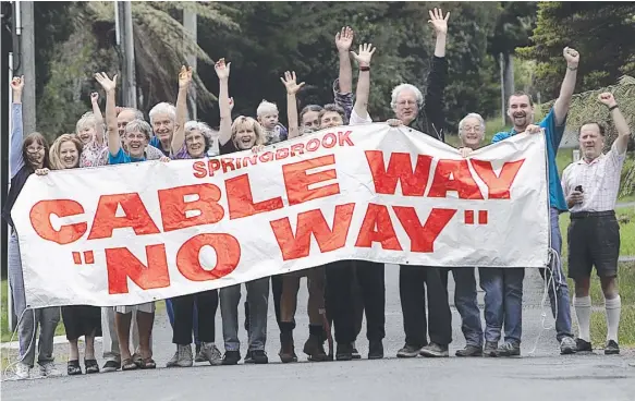  ?? Picture: ?? Conservati­onists and Springbroo­k residents voice their opposition to the $50 million Hinterland cable car proposal in 2000, former Gold Coast Mayor Ray Stevens at Purling Brook Falls (below) and the acclaimed Skyrail at Cairns which glides above World...