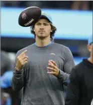  ?? MARCIO JOSE SANCHEZ — THE ASSOCIATED PRESS ?? Los Angeles Chargers quarterbac­k Justin Herbert warms up with his team before last month’s game against the New Orleans Saints in Inglewood, Calif.