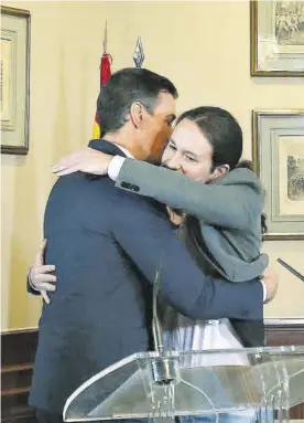  ?? DAVID CASTRO ?? Pacto de legislatur­a
El abrazo del 12 de noviembre del 2019.