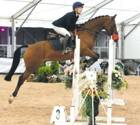  ??  ?? Courtney Thompson (Dwyfach Mabon) takes the 85cm debut novice