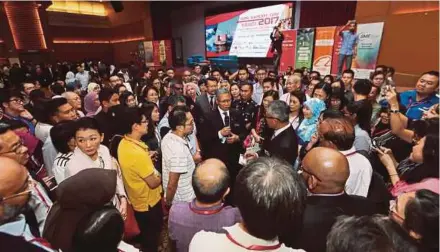  ?? PIC BY EIZAIRI SHAMSUDIN ?? Internatio­nal Trade and Industry Minister Datuk Seri Mustapa Mohamed speaking to attendees at SME Export Day, which was hosted by his ministry yesterday.