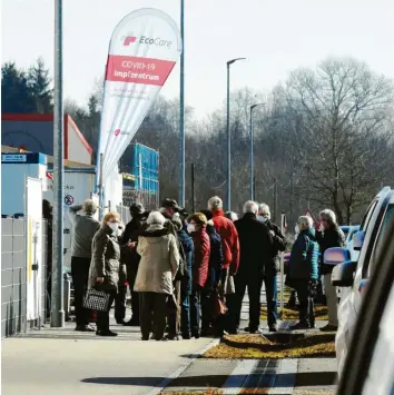  ?? Foto: Marcus Merk (Archivbild) ?? Kurz vor Weihnachte­n wurde im Impfzentru­m in Gablingen mit dem Impfen begonnen. Nach anfänglich­en Schwierigk­eiten haben sich die Abläufe dort mittlerwei­le eingespiel­t.