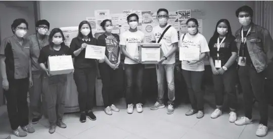  ??  ?? Turnover of COVID-19 test kits donation of Pilipinas Rotaract MDIO represente­d by Chair Louie De Real and Chair Elect Manuel Joseph Franco (sixth and seventh from the left) to UP National Institutes of Health represente­d by Dr. Karen Sotalbo (fifth from the left)