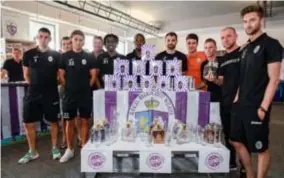  ?? FOTO TOM GOYVAERTS/GMAX AGENCY ?? De spelers van Beerschot Wilrijk poseren naast hun kampioenen­dranken.