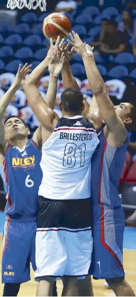  ?? JOEY MENDOZA ?? Bradwyn Guinto (6) and Kevin Alas of NLEX battle Jason Ballestero­s of Mahindra for the rebound in their PBA Commission­er’s Cup game last night at the Smart Araneta Coliseum.