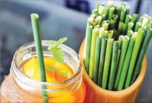  ?? VIET NAM NEWS/ASIA VNS ?? Straws made from local wild grass, which is common in the Cuu Long (Mekong) River provinces, do not change the taste of drinks.