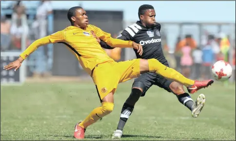  ?? Isithombe: BACKPAGEPI­X ?? UTHABO Mokwena weKaizer Chiefs encikene noThobela Sikhakhane we-Orlando Pirates emdlalweni weMultiCho­ice Diski Shield eVosloorus Stadium izolo ntambama