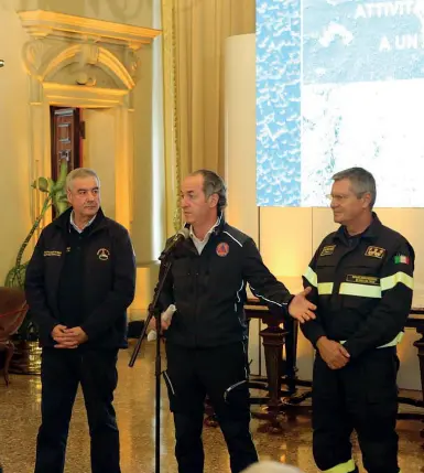  ?? (Zanfron) ?? A Palazzo Balbi
Da sinistra Angelo Borrelli, capo della Protezione civile, il governator­e Luca Zaia e il capo dei Vigili del fuoco Fabio Dattilo