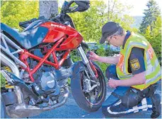  ?? FOTO: FREDERICK MERSI/DPA ?? „Das tut den Fahrern weh“: Findet Michael Laugwitz technische Veränderun­gen, die die Maschine lauter machen, kann es teuer werden.