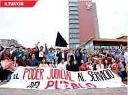  ?? ?? Estudiante­s de las principale­s universida­des del País manifestar­on ayer su apoyo a la reforma judicial frente a Rectoría de la UNAM.