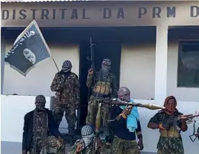  ??  ?? Photo ci-dessus :
Cette image qui a circulé sur les réseaux sociaux, reprise par des sites spécialisé­s, montre des hommes armés appartenan­t à un groupe affilié à l’État islamique, à Quissanga, dans le Nord du Mozambique. En plus d’être riche en ressources naturelles et minières, la province de Cabo Delgado est aussi une zone de trafics, en particulie­r d’héroïne, en provenance du Pakistan — une manne sur laquelle ce groupe souhaite probableme­nt assurer son contrôle.