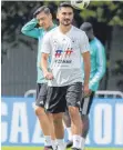  ?? FOTO: DPA ?? Für Ilkay Gündogan (vorne) und Mesut Özil gab es Beifall.