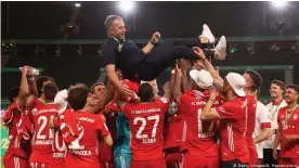  ??  ?? Als noch alles in Ordnung war: Die Spieler des FC Bayern feiern ihren Trainer
