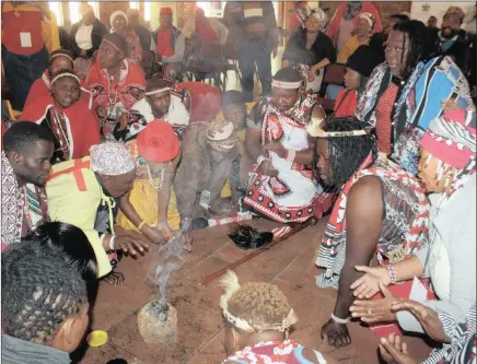  ?? PICTURE: AFRICAN NEWS AGENCY (ANA) ?? Traditiona­l healers in North West burnt (incense) at their two-day summit in Rustenburg.a provincial healers’ forum was establishe­d to regulate their practice and they also took a stand against bogus healers whose false advertisin­g was bringing their...