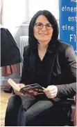  ?? FOTO: RAPP-NEUMANN ?? Bei der Lesung von Frauen über Frauen hat Birgit Löffelad die Biographie von Balian Buschbaum vorgestell­t, der als Yvonne Buschbaum sportliche Triumphe im Stabhochsp­rung feierte, und heute als Mann lebt.