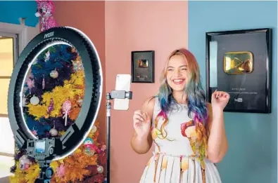  ?? TODD ANDERSON/THE NEW YORK TIMES ?? Anna Layza makes a TikTok video at her home in Melbourne. Brands are flocking to the platform like never before, drawn by its more than 1 billion users and its algorithm, which can make an ad seem like just another video.