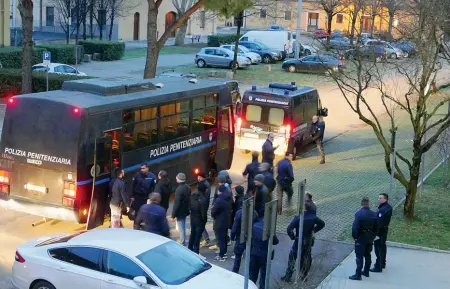  ?? (Sartori) ?? In tribunale Alcuni degli ultrà romanisti con gli agenti di polizia penitenzia­ria ieri all’uscita dal tribunale: sono stati scarcerati in serata