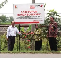  ??  ?? LESTARIKAN LINGKUNGAN: Penyaluran bibit bunga bugenvil diserahkan oleh Bank Jatim Cabang Bojonegoro dan diterima oleh Kepala Dinas Lingkungan Hidup Kabupaten Bojonegoro Dra Nurul Azizah MM.