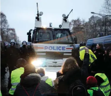  ?? FOTO: NTB SCANPIX ?? «De gule vestene»har rystet landet, og president Emmanuel Macron sliter med å beholde kontrollen, skriver innsendere­n.