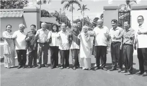  ??  ?? LAWATAN PROJEK: Adam (empat kanan) dan Haslinda (lima kanan) bersama pihak MBM dan PIBG sekolah memantau projek menurap kawasan parkir menunggu di hadapan sekolah.