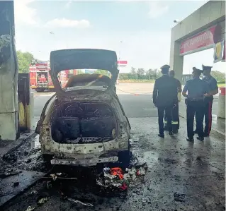  ??  ?? CarcassaLa Citroen bianca della coppia e la pompa carbonizza­te. Sciolte le chiavi di casa, illeso il ciuccio