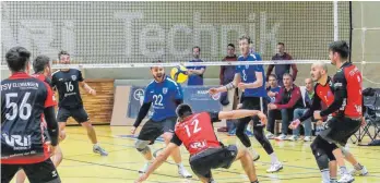  ?? FOTO: THOMAS SIEDLER ?? Im Hinspiel konnte der TSV Ellwangen (rot) den Favorit ein wenig ärgern. Dennoch gewann das Team von Trainer Frieder Henne am Ende klar mit 3:1.