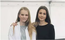  ??  ?? FIKK MØTE IDOLET SITT: Kine Carita Hansen (12) sammen med Victoria Andersen.