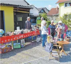  ?? FOTO: CHRISTOPH KLAWITTER ?? In der Löwengrube in Ennetach sind Stände mit Flohmarkta­rtikeln aufgebaut.