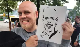  ??  ?? Lika som två bär? Santtu Luopajärvi fick sin karikatyr målad.