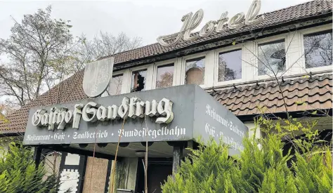  ?? BILD: Werner Fademrecht ?? Die Abrissarbe­iten beim Gasthof„Sandkrug“sollen im November beginnen. Am Samstag, 27. November, startet um 10 Uhr eine Auktion, auf der das Eingangssc­hild und Inventar für einen guten Zweck versteiger­t werden.