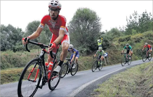  ??  ?? AL FRENTE. Jesús Herrada trabajó duro en la escapada para ampliar diferencia­s con el pelotón... y se llevó su premio: maillot rojo como líder de la Vuelta de 2018.