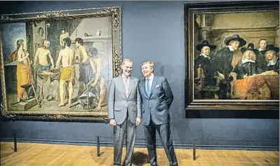  ?? PATRICK VAN KATWIJK / GETTY ?? Els reis, entre La farga de Vulcà, de Velázquez, i Els síndics dels drapers, de Rembrandt