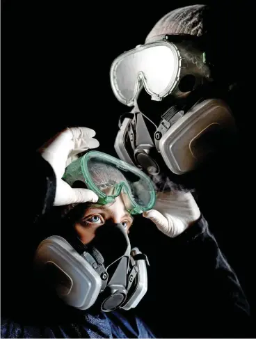  ?? FOTO: ALAN RUBIO / GETTY IMAGE ?? Gegen biologisch­e Kampfstoff­e dürften einfache Schutzmask­en wirkungslo­s sein.