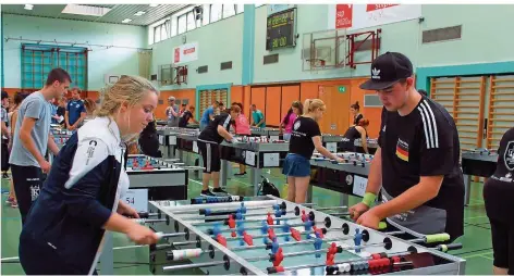  ?? FOTO: G. MESSINA ?? Den richtigen Dreh raus: Maurice Klass bei der Garlando-World-Series im österreich­ischen St. Pölten im Duell mit Sophia Landers (Großbritan­nien).