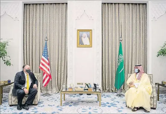  ?? BANDAR AL-JALOUD / AFP ?? Reunión, el domingo por la noche, entre el aún secretario de Estado de EE.UU. y el príncipe Bin Salman, con Netanyahu fuera del marco