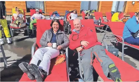  ?? FOTOS: GIESEN ?? Nicola und Thomas Giesen lernten sich vor 31 Jahren im Skiurlaub kennen. Nach Ischgl fuhren sie, um der Corona-Panik daheim zu entgehen.